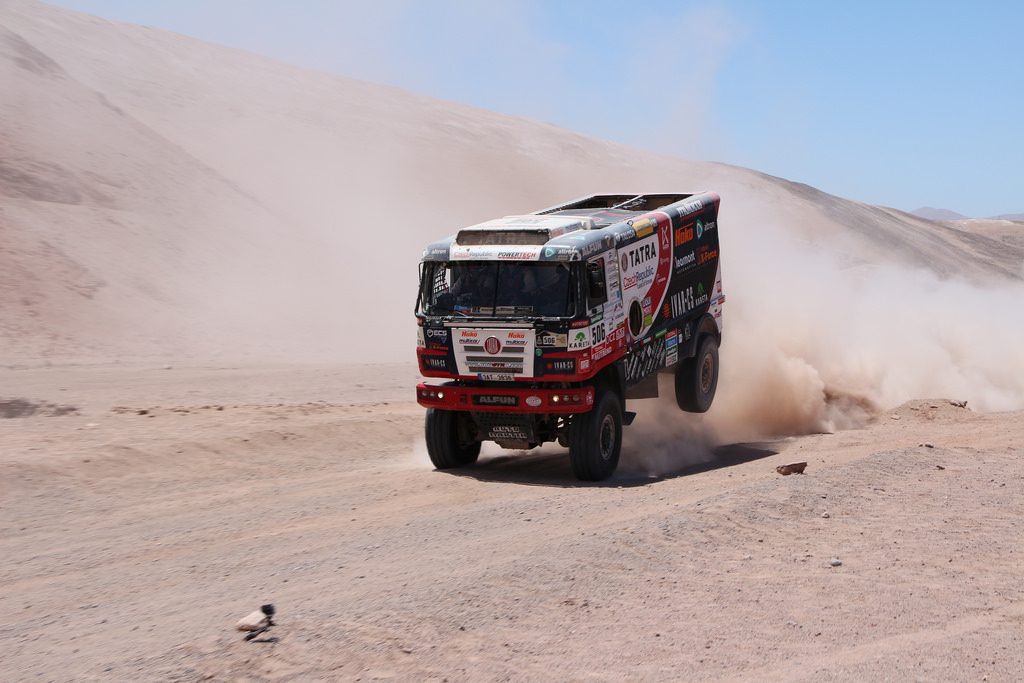 Los camiones también compiten en la exigente prueba del Dakar.