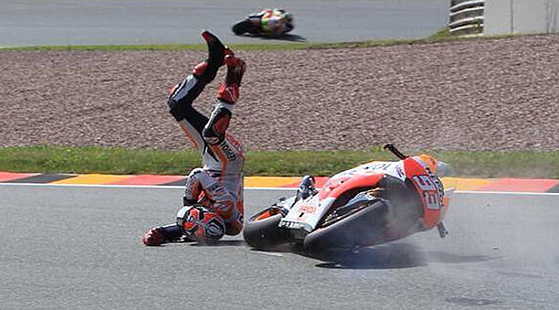 Las caídas son frecuentes por el estilo de Márquez al pilotar.