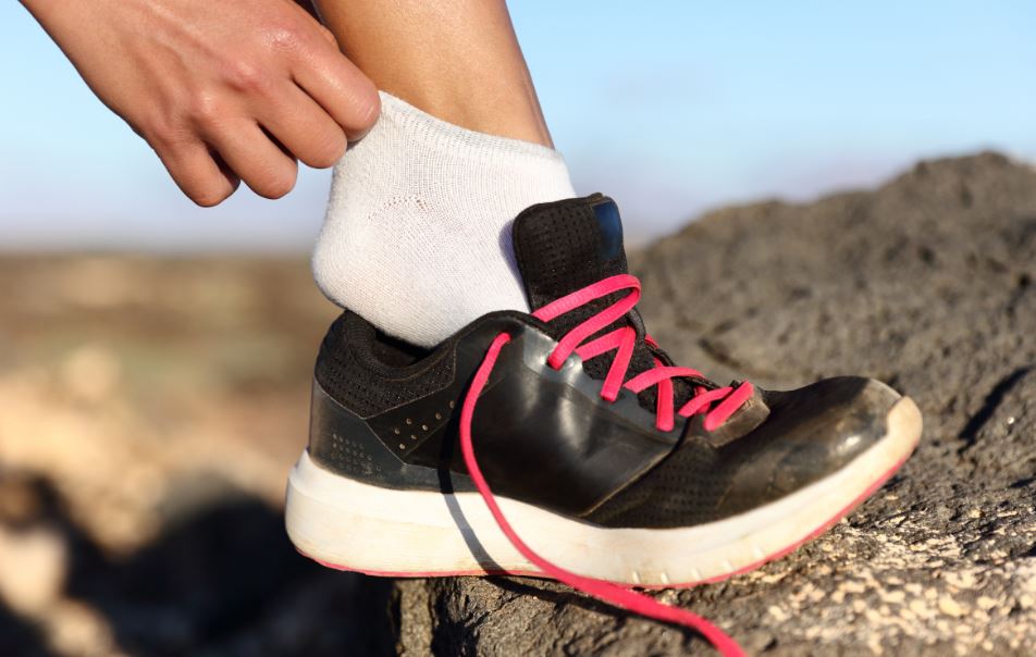 Al correr, usa calcetines para que tus pies no suden demasiado.