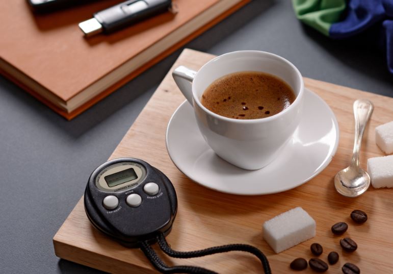 La cafeína puede ayudar a aumentar los niveles de energía.