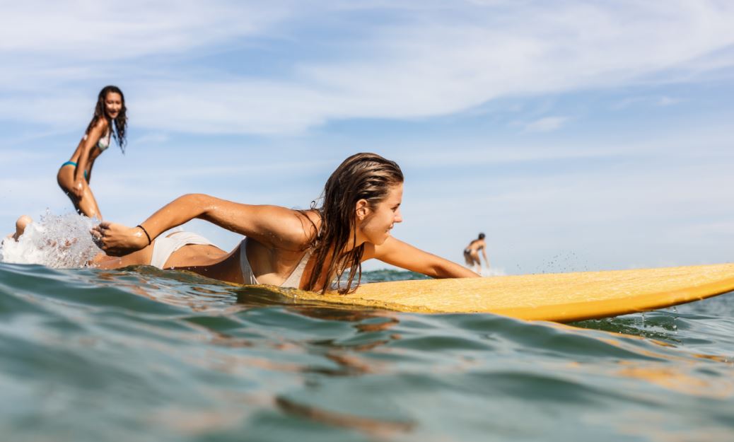 Chicas haciendo surf.