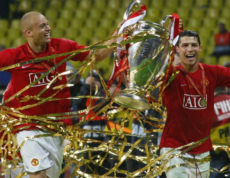 Ronaldo empezó su carrera deportiva en el Sporting de Portugal, y pronto dio el gran salto al fichar por el Manchester United. 