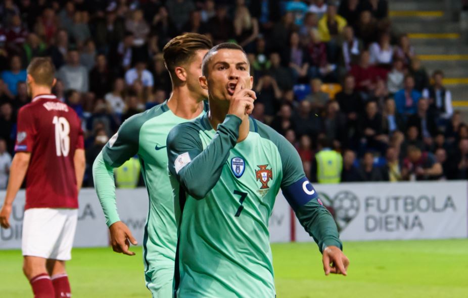 Cristiano Ronaldo, uno de los mejores futbolistas de todos los tiempos, jugando para Portugal.