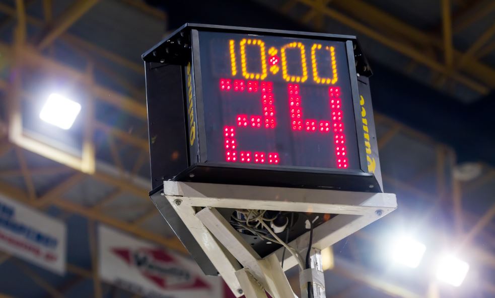 La detención del reloj varía entre la FIBA y NBA.