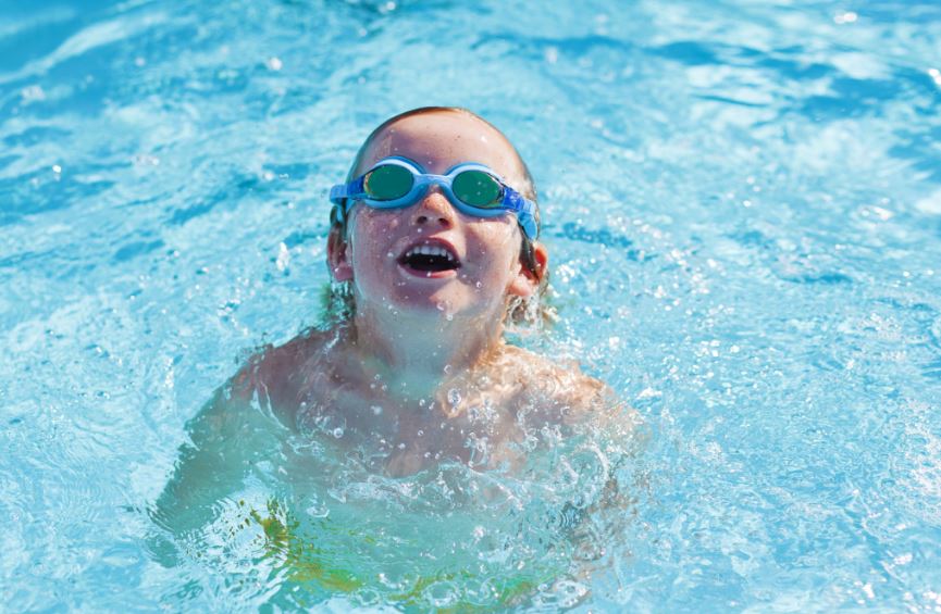 Sin dudas, la natación está entre los mejores deportes para niños.