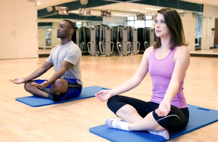 La postura asana es uno de los mejores ejercicios de Yoga para respirar mejor.