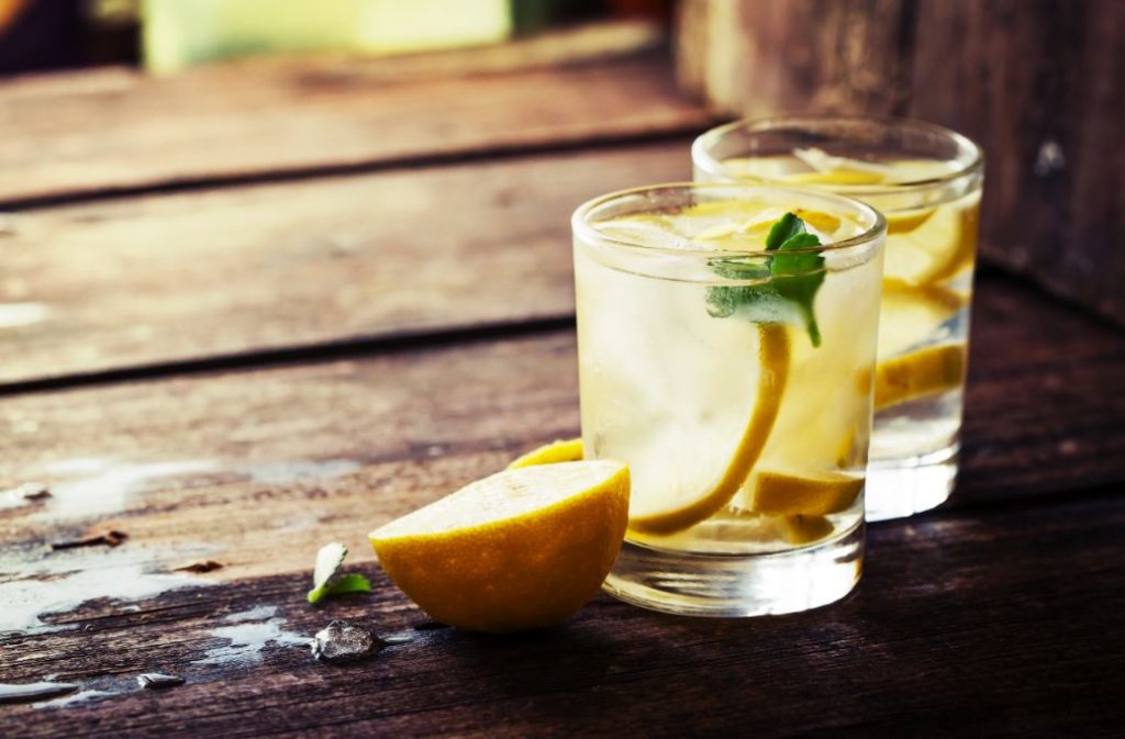 Beneficios de agua con limón.