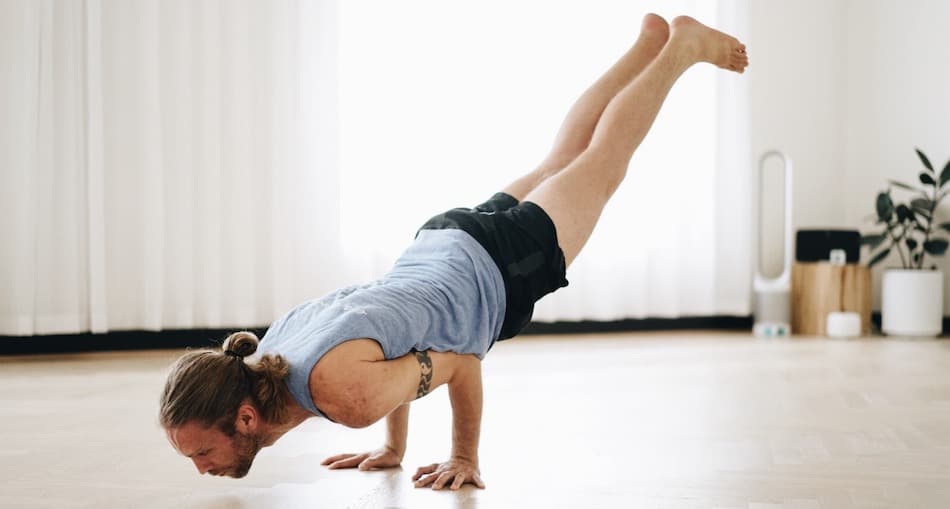 Los movimientos y las posturas del Ashtanga Yoga son ágiles y fluidos. 