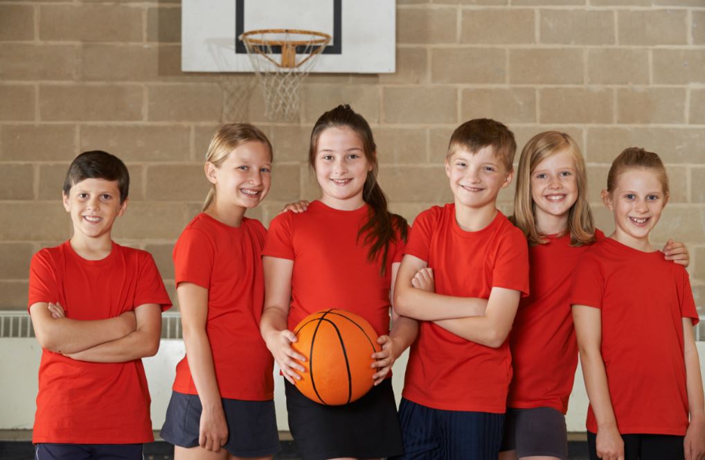 La autoestima y las relaciones sociales se ven potenciadas gracias al deporte en los niños.