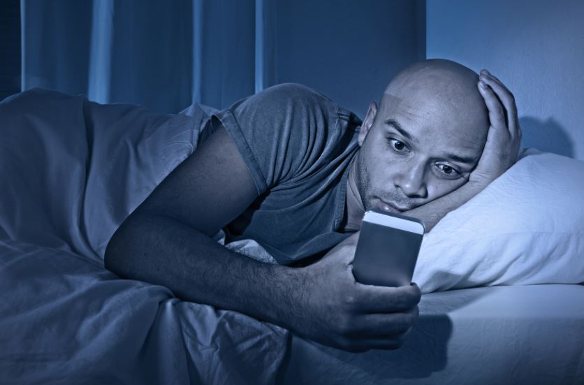 El uso del teléfono o el ordenador hasta minutos antes de acostarnos, así como ver la televisión hasta caer dormidos afectan nuestro descanso.