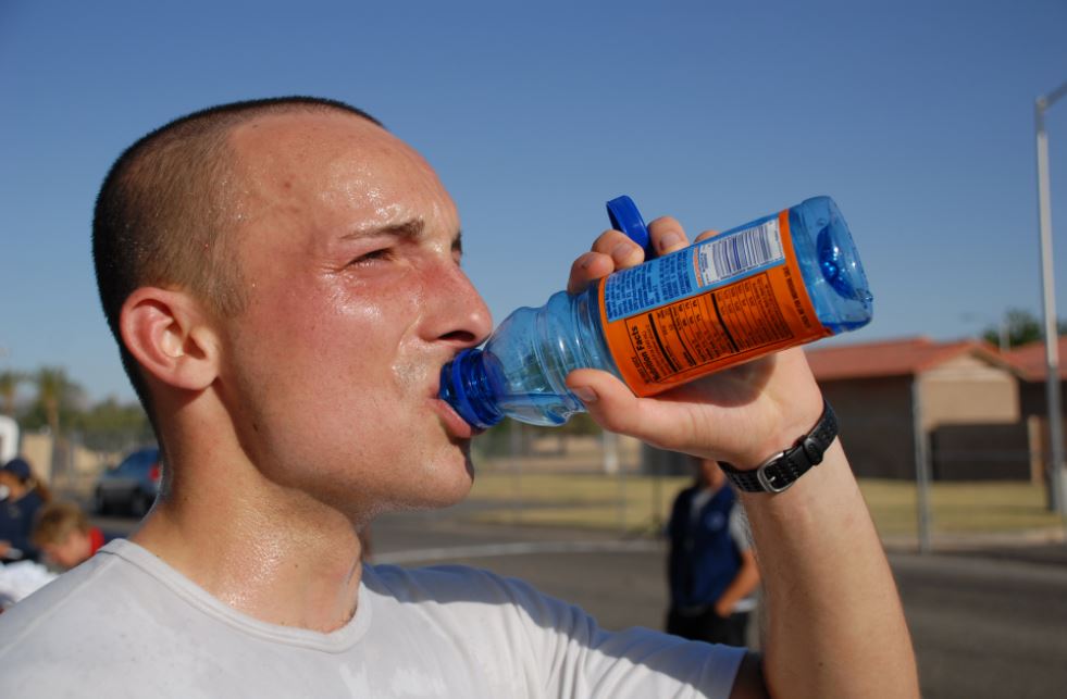 Otro de los errores al preparar una maratón es no consumir el agua necesaria.