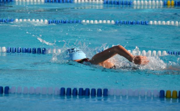 En natación, mantener la postura adecuada es importante para reducir la posibilidad de sufrir lesión.