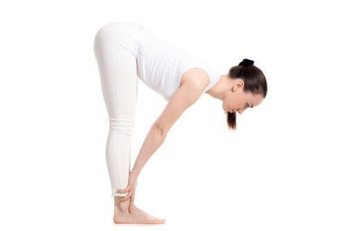 El plegado frontal es una de las posturas de yoga para principiantes.