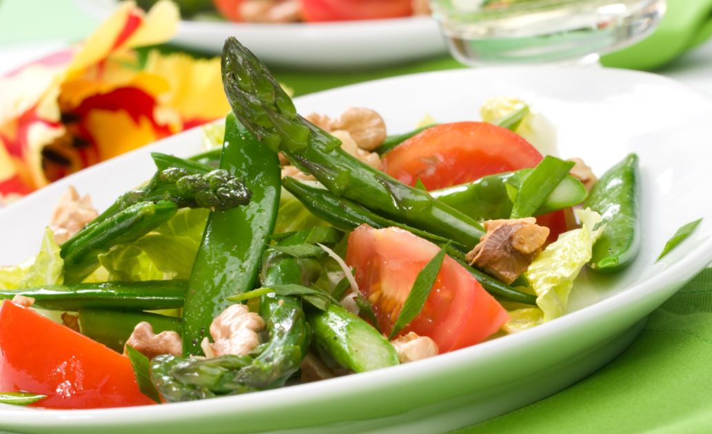 La ensalada mediterránea se incluye en las recetas de ensaladas para perder peso.