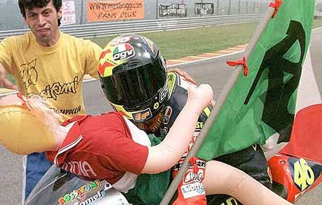 Rossi dio la vuelta de honor al circuito de Mugello con una muñeca hinchable como copiloto.