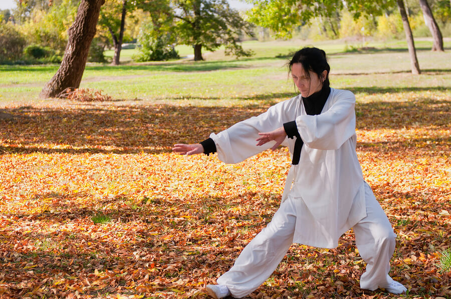El tai chi es un arte marcial de origen chino que incorpora el movimiento y la relajación a partes iguales.