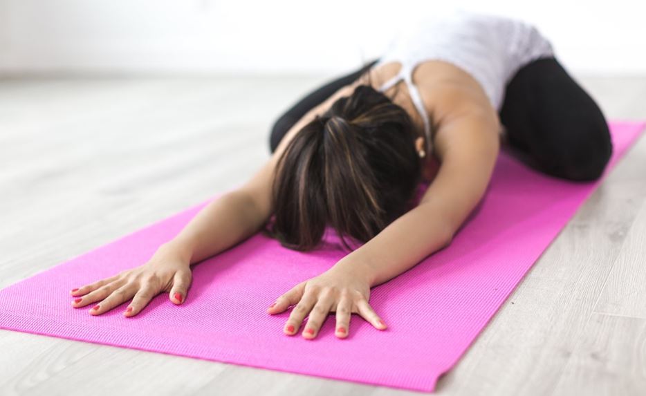 Posturas básicas para iniciarte en yoga.