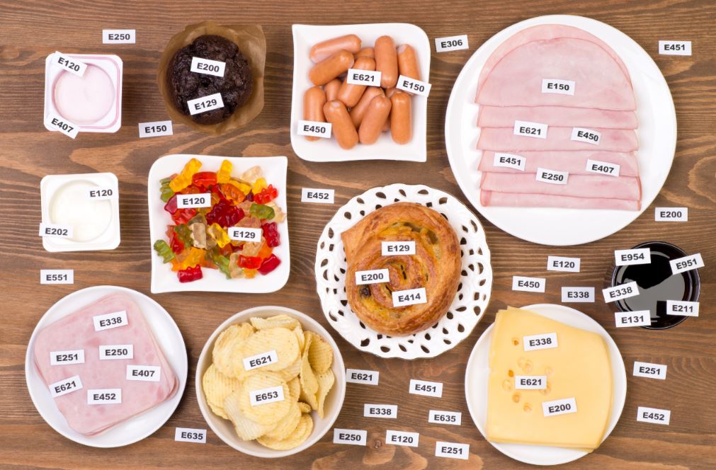 Los aditivos alimentarios son muy diferentes unos de otros, por lo que su clasificación es muy extensa. 