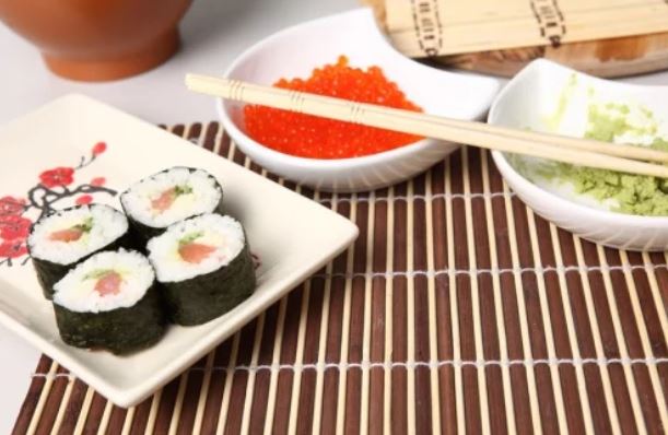 Evitar el sushi en la alimentación durante el embarazo.