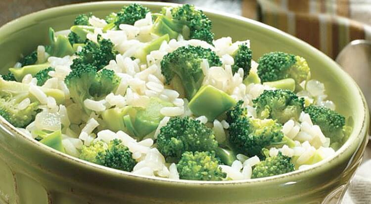 Puedes acompañar el arroz con brócoli con una pieza de pollo a la plancha o con fetas de queso.