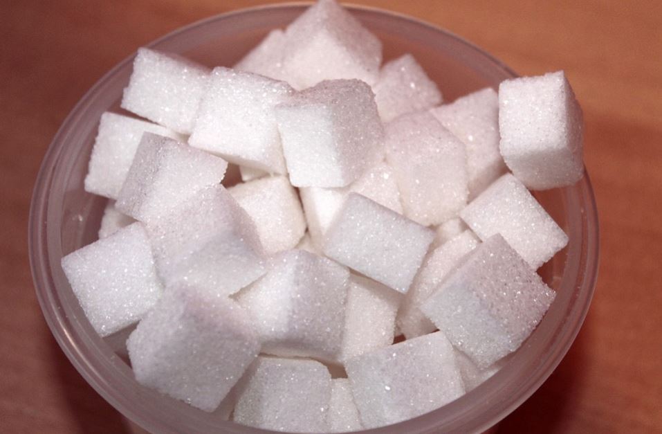 Lo recomendado son 24 gramos de azúcar añadida al día.