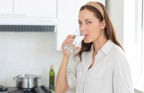 Evitar la deshidratación y los peligros que conlleva para la salud.