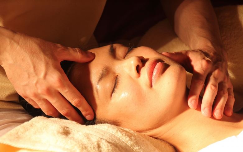 El masaje terapéutico es uno de los mejores remedios para el dolor de cabeza.