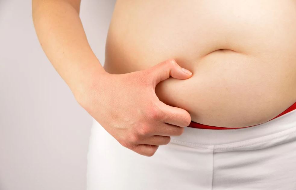 El sobrepeso se caracteriza por el aumento de peso corporal y se acompaña de la acumulación de grasa en el cuerpo. 
