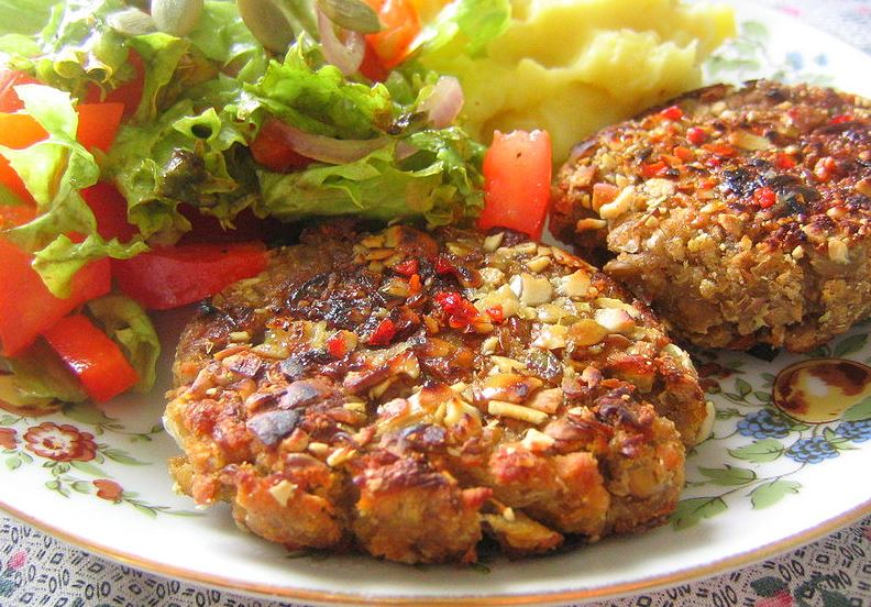 Receta vegana rica en proteínas, hamburguesa de lentejas con salsa tahnii.