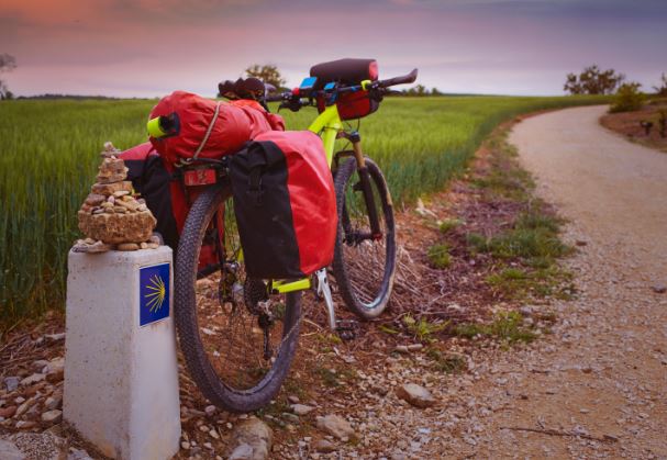 La ruta de ciclismo por el Camino de Santiago es una de las más características de España.