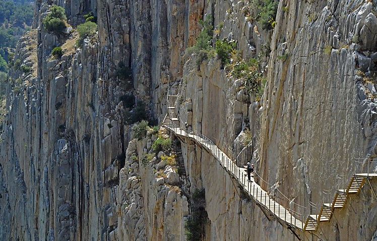 El Caminito del Rey es una de las rutas de montaña bonitas en España.