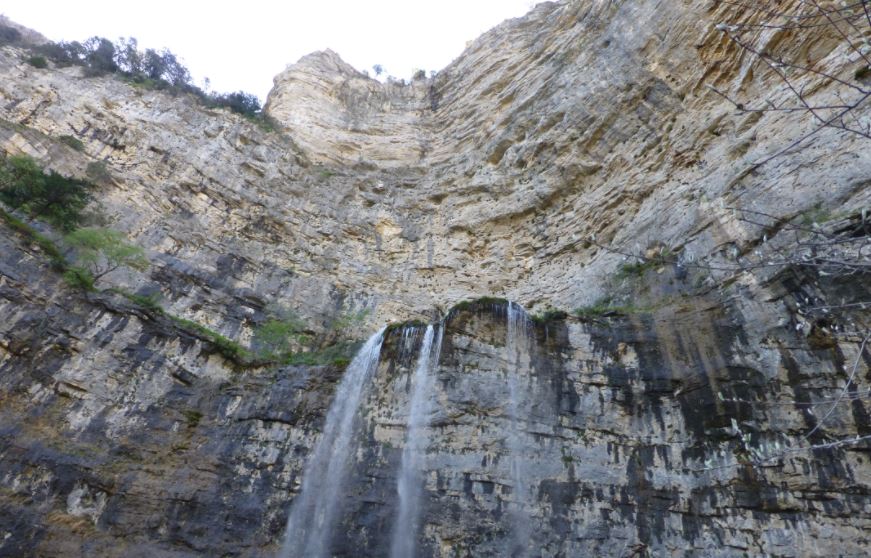La Cueva de los Chorros, una impresionante gruta de cuya altura de más de 100 metros caen de forma imponente las aguas resultantes de lluvias y nevadas.
