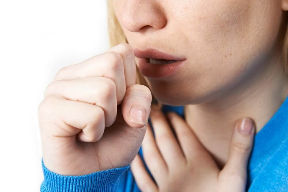La tos crónica es otro de los efectos más conocidos por fumar.