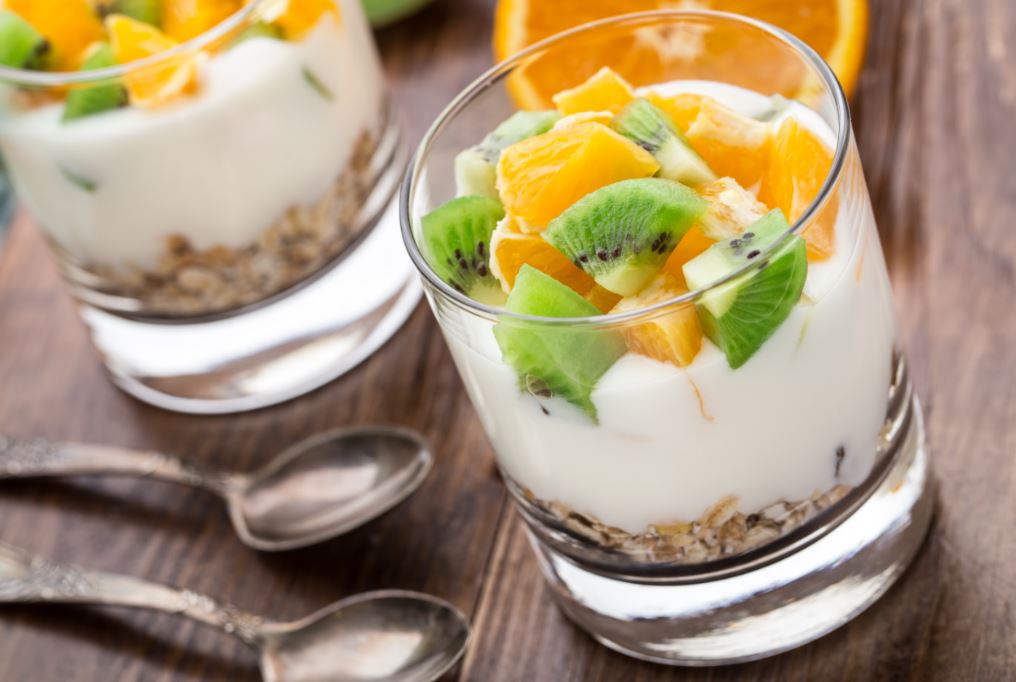 Un yogur natural es una comida perfecta para comer entre horas.