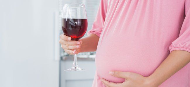 La exposición a grandes cantidades de alcohol dentro del feto es la principal causa de malversaciones congénitas.