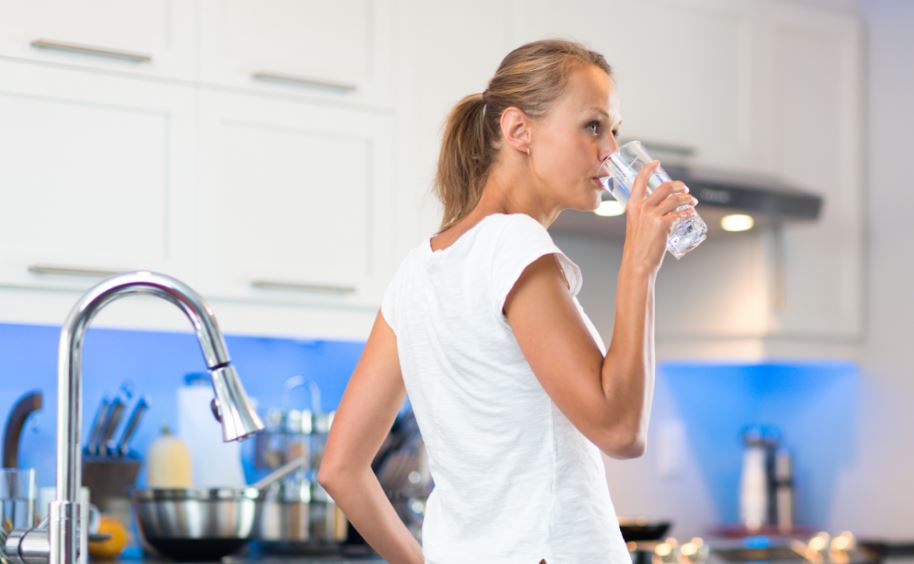 Beber agua del grifo, ¿bueno o malo para la salud?