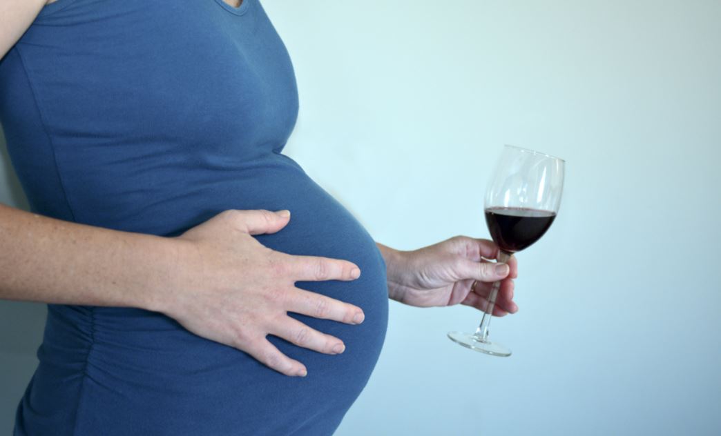 En el embarazo no se debe beber alcohol.