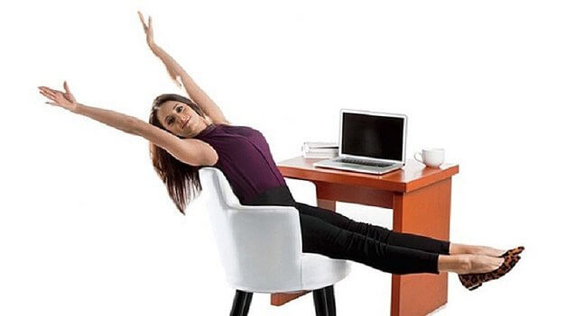 La extensión de pierna es una buena idea para moverte en el trabajo si tienes que estar en una silla sin poder levantarte.