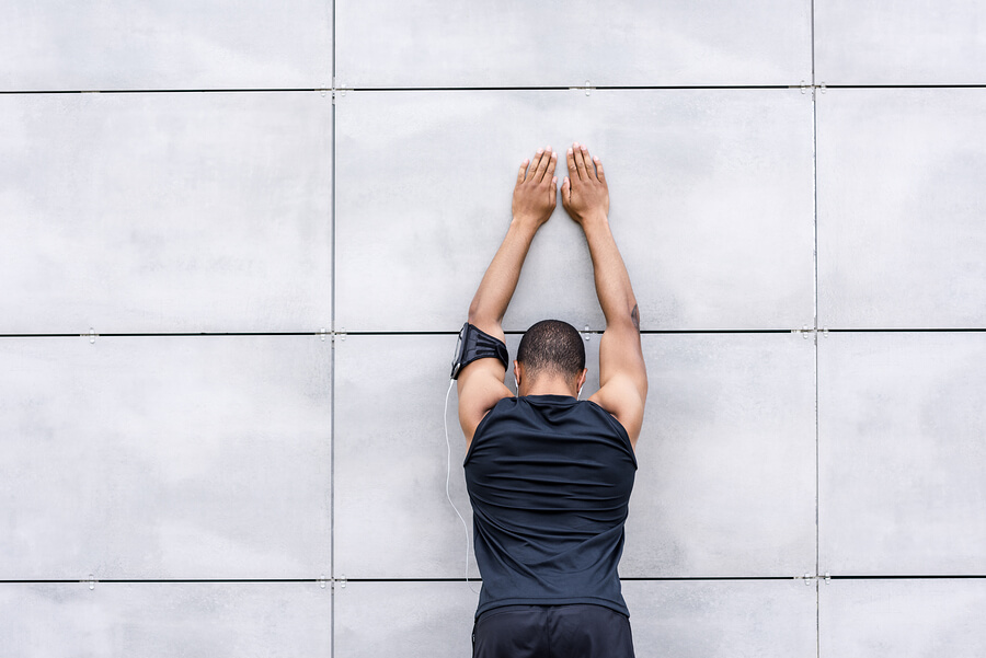 Para estirar la espalda por completo cuando nos duele mucho, usar la pared es más que eficaz. 