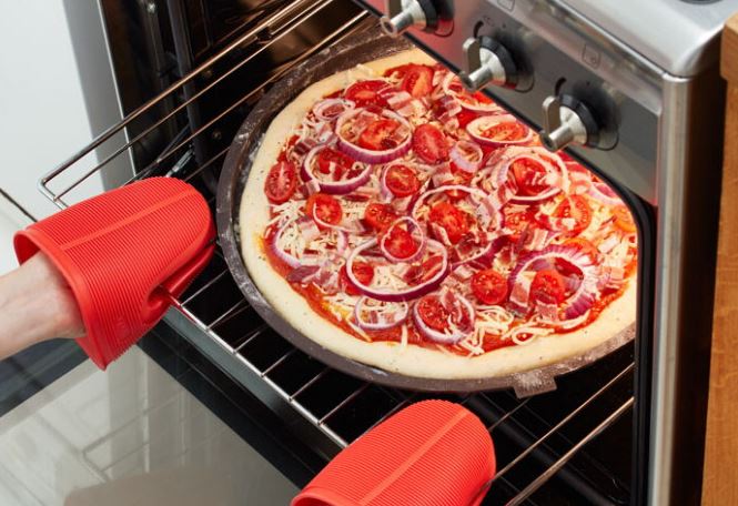 Pizza de mètre Pour cuire, c'est la dernière étape avant que vous puissiez le goûter.