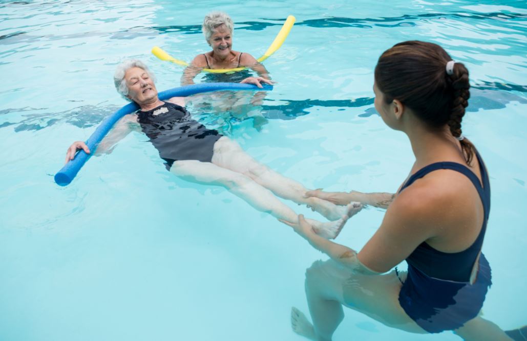 Personas mayores aprendiendo a nadar.