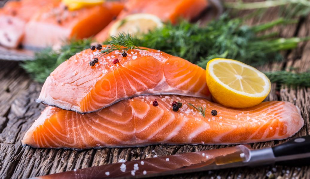 El salmón está dentro de los pescados denominados grasos. 