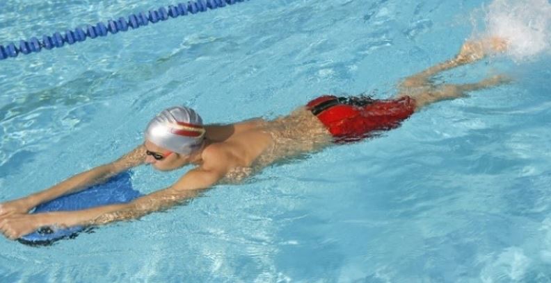 Para la retención de líquidos, lo más recomendable es hacer natación, ya que es una actividad de bajo impacto y no se ejerce mayor presión sobre los tobillos, pies o piernas.