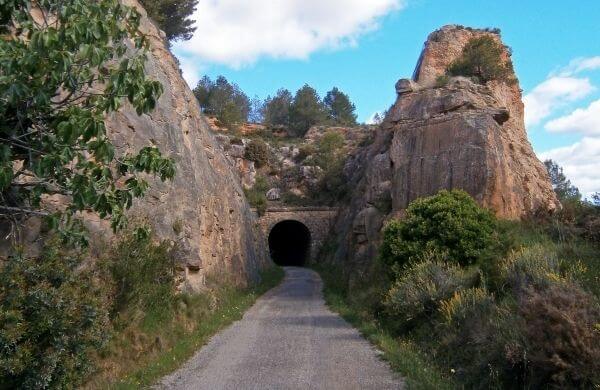 La ruta que va de Teruel a Valencia se bautizó como la “Vía Verde de Ojos Negros”.