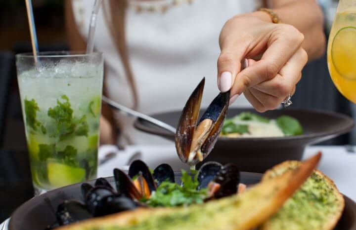 Las ostras resaltan por su alto contenido de zinc, cobre, vitamina B12 y omega 3.