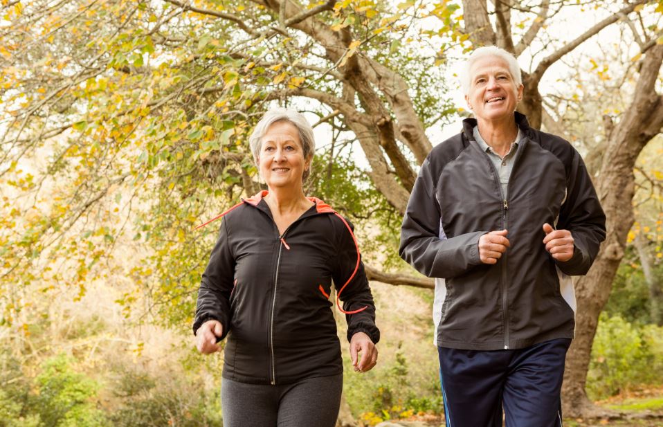 El deporte para envejecer mejor incluye el clásico ejercicio de caminar.