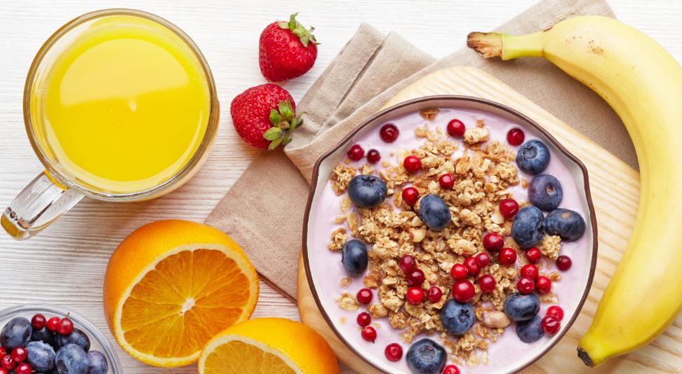 El yogur con frutas es una combinación ideal para el desayuno o la merienda.