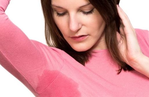 La producción excesiva de sudor se puede deber a causas de tipo médico o patológico, y puede aparecer en todo el cuerpo. 