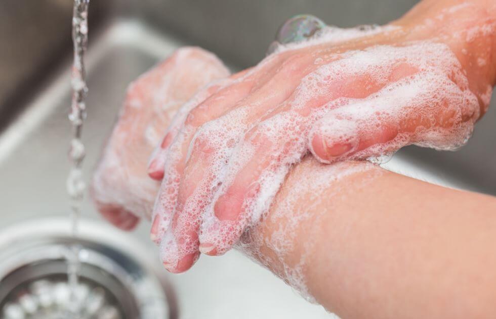 Otro hábito de higiene es lavarse las manos antes de empezar a cocinar y de comer. 