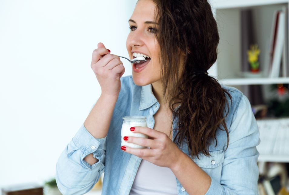 El yogur mejora la flora intestinal.